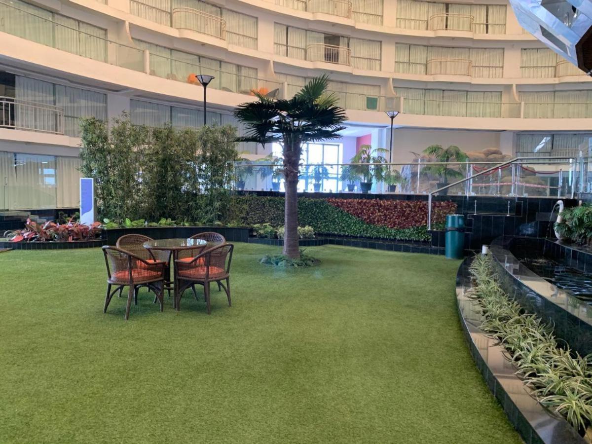 7 Star Weekend Studio At Rajhans Belliza By Global Hospitality Surat Eksteriør billede
