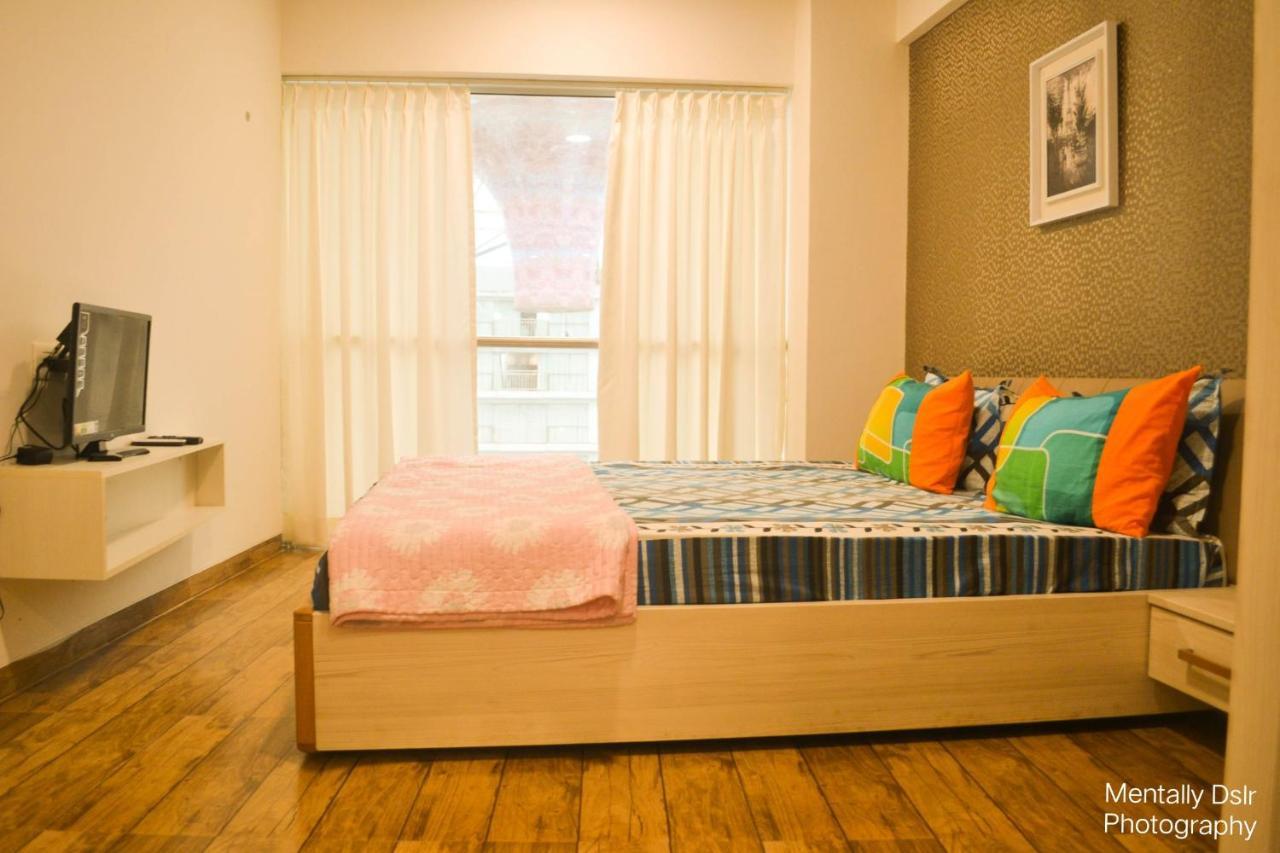 7 Star Weekend Studio At Rajhans Belliza By Global Hospitality Surat Eksteriør billede