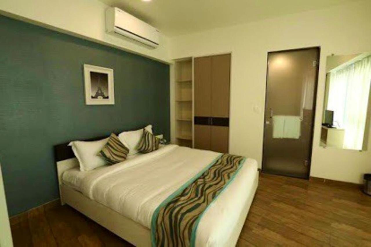 7 Star Weekend Studio At Rajhans Belliza By Global Hospitality Surat Eksteriør billede
